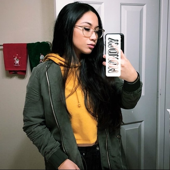 Meet your Posher: ALY - Picture 3 of 4